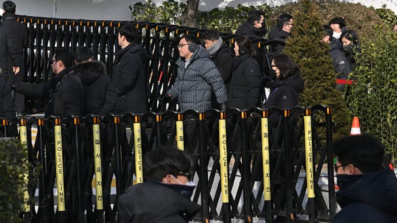 image of 수사관들이 한국 대통령 구금 시도 철회하며 대치 상황 종료