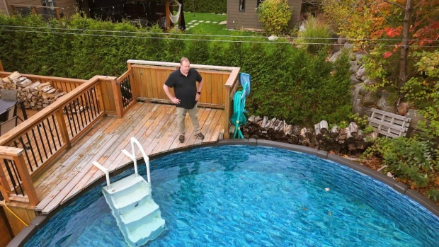 Quebec man fined for helping defective pool owners seek compensation via Facebook; Philippe Vézina wanted compensation when his pool's cedar started to rot\. So did many others\. But his efforts to help on Facebook led to troubled waters\. 