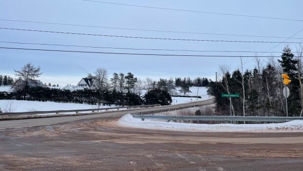A green road sign indicates the name of the road is Bannockburn Road.