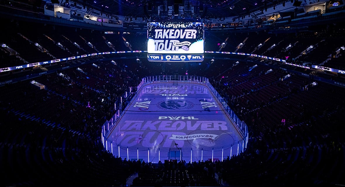 I tifosi si riuniscono per assistere al riscaldamento dei Montreal Victoire e dei Toronto Sceptres prima della partita in campo neutro della PWHL a Vancouver l'8 gennaio 2025.