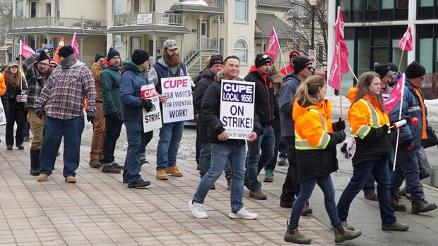 Region of Waterloo to meet with outdoor workers union Friday on day 5 of strike