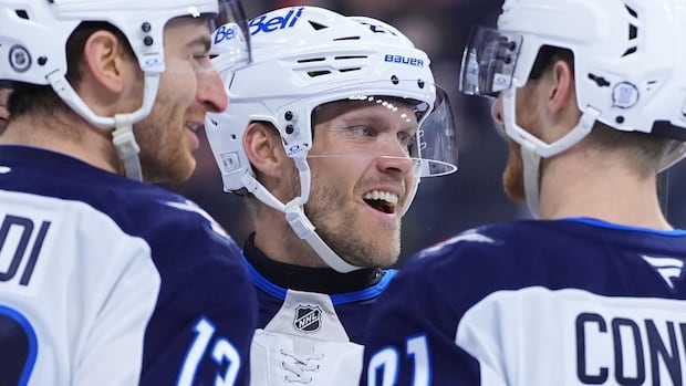 Winnipeg Jets stars lead the way in Philly, as visitors down Flyers 4-1