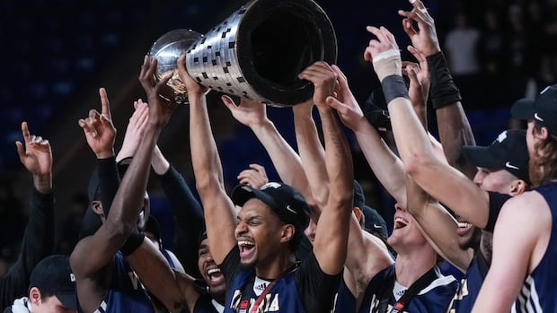 Victoria Vikes thump Calgary Dinos for 1st U Sports men's basketball title in 28 years