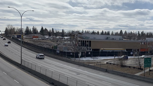 Plan to replace old Viscount Bennett School with housing project gets council's OK