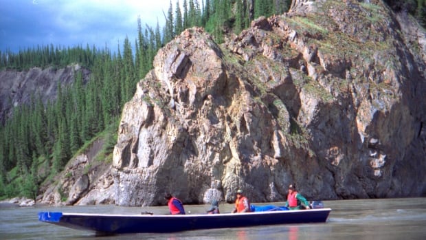Scow entering the lower part of Chuu Tr’idaoodìich’uu (Peel Canyon)