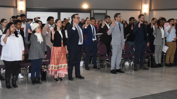 Thunder Bay, Ont., celebrates new Canadians in first in-person citizenship ceremony in 5 years