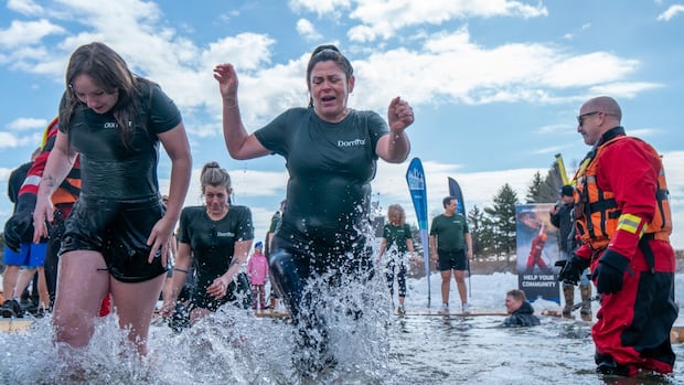 Annual polar plunge in Thunder Bay, Ont., sees highest turnout yet with over 400 participants