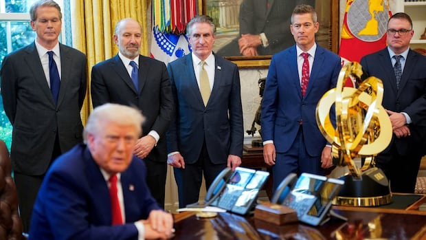 https://i.cbc.ca/1.7506462.1744245755!/fileImage/httpImage/image.JPG_gen/derivatives/16x9_1180/usa-trump.JPG?im=Resize%3D620