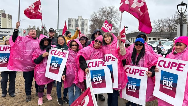 Personal care home workers picket in Winnipeg to decry Extendicare payroll problems