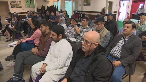 Eager to vote, new Canadians get crash course on electoral system in Winnipeg