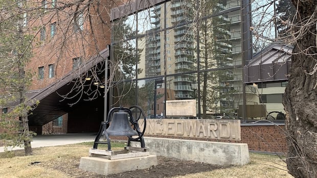 Tenants say Saskatoon Housing building being taken over by people with drug addiction, mental health issues