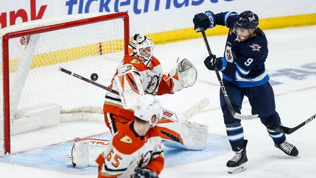 Winnipeg closes out regular season with 2-1 over Ducks to set franchise points record