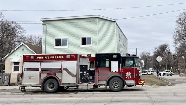 Emergency crews help residents escape Winnipeg rooming house fire
