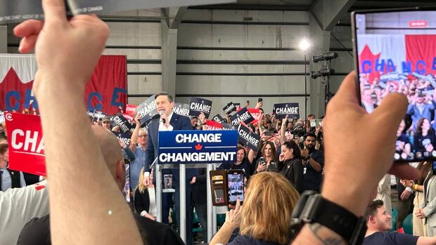 Image for article Pierre Poilievre draws thousands to Vancouver Island rally in final campaign push