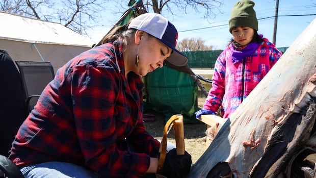 First Nations craftspeople gather to showcase skills, share traditional knowledge in Winnipeg