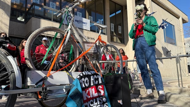 Winnipeg cyclists decry delay of Wellington Crescent safety report