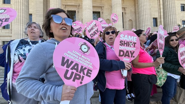 Nurses rally by the hundreds to say Manitoba’s health-care system hasn’t improved under NDP