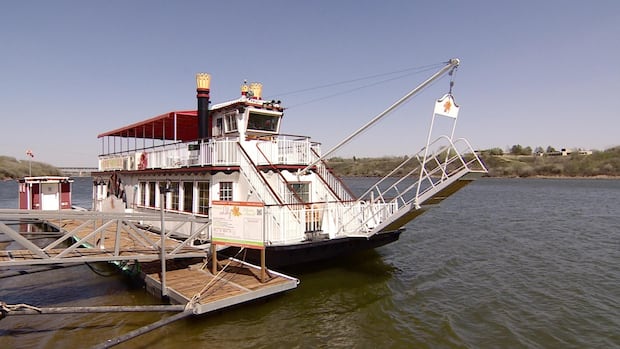 Saskatoon riverboat Prairie Lily docked due to low water levels, sandbars