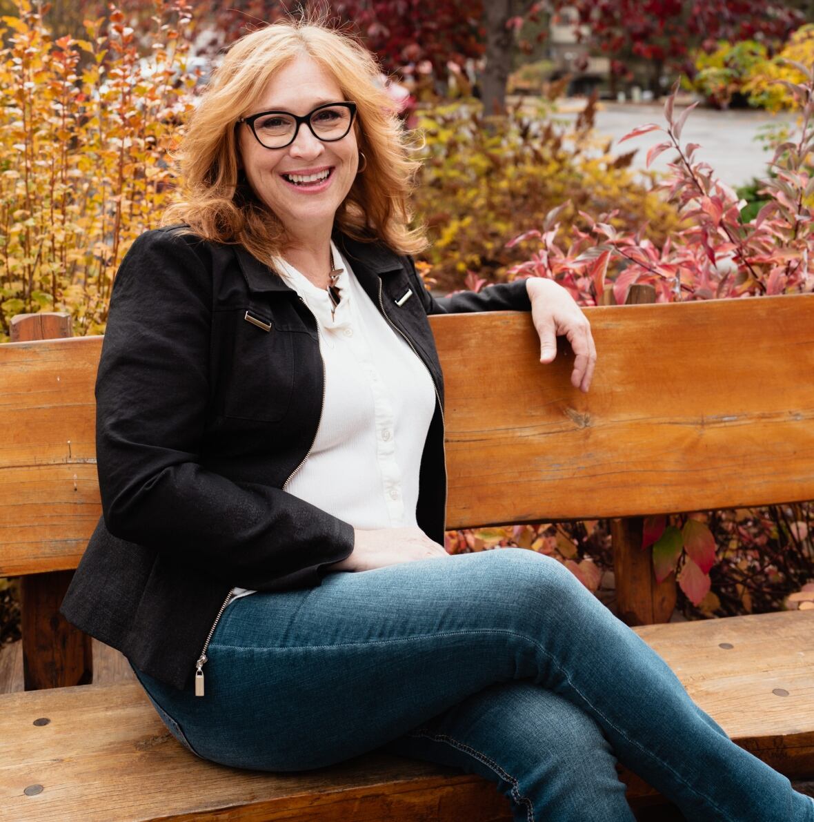 Woman sitting connected  a bench.