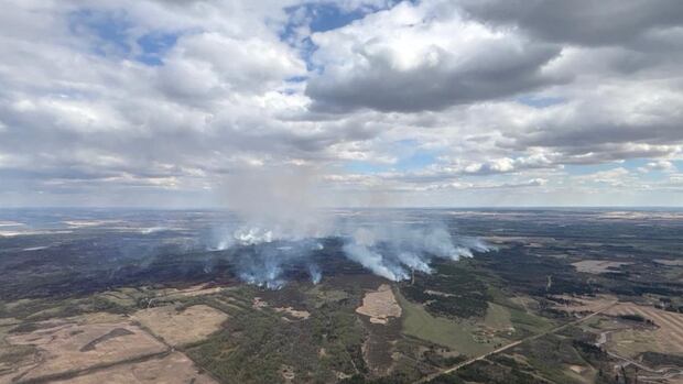 Re-entry centre for Redwater wildfire evacuees to close, signalling end of evacuation process