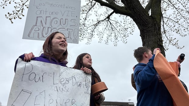 Students push back against Quebec's plan to fully ban cellphones in schools