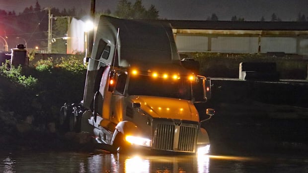 High-speed police chase ends with semi-truck in Fraser River