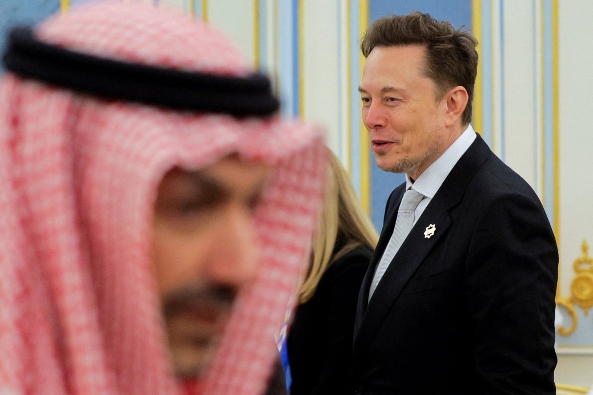 Musk sees smiling in front of Saudi officials 