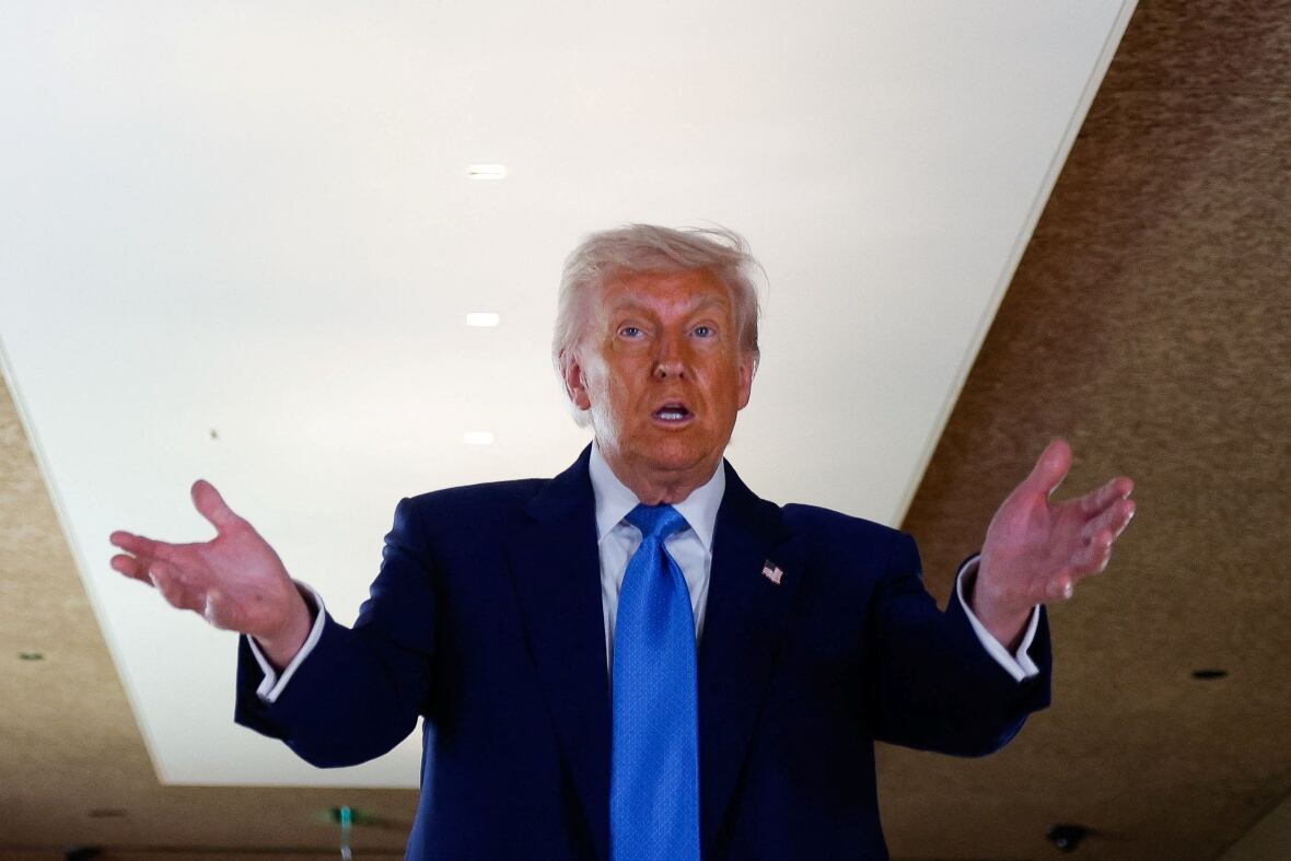 US President Donald Trump, Abu Dhabi, Gestures with his goals during the visit to the UAE