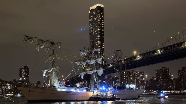 Mexican navy ship sails into New York City's Brooklyn Bridge