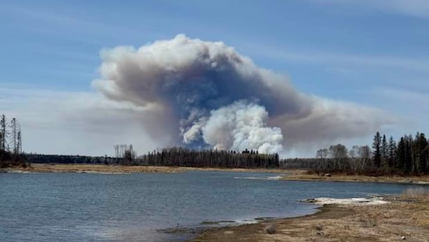 Smoke from out-of-control wildfires force 100s out of their homes in Pimicikamak Cree Nation