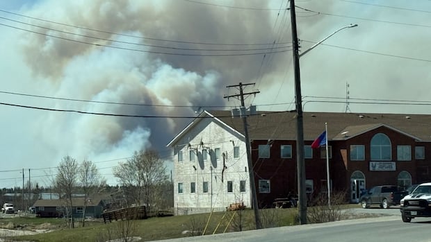 Pimicikamak Cree Nation trying to get 767 people out of northern Manitoba community as wildfire closes in