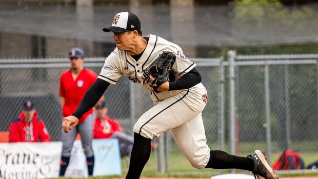 Japanese ambidextrous pitcher honoured by Canadian baseball league