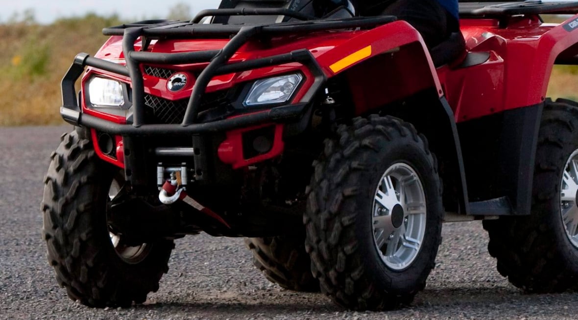 Una persona sale en un ATV