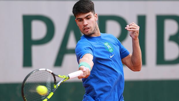 Carlos Alcaraz sweeps Tommy Paul in 3 sets to reach French Open men's semifinals