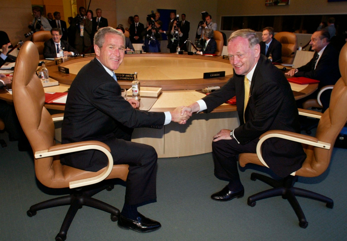 Jean Chrétien shaking hands with George W Bush during opening session.