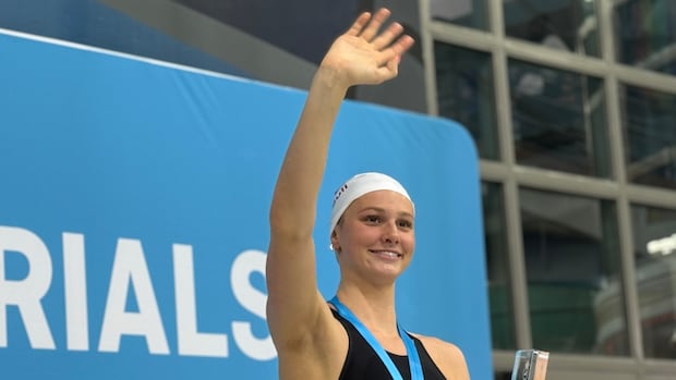 Summer McIntosh smashes women's 400m freestyle world record at Canadian swim trials