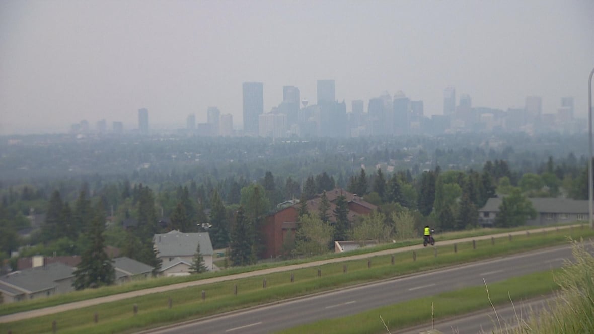 Smoke blankets Calgary area as air quality warning urges caution | CBC News