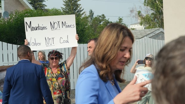 Alberta Premier Danielle Smith faces raucous, angry town hall on province's coal policy