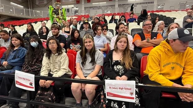 'A big accomplishment' for Grade 12 students honoured at Winnipeg ceremony for Indigenous, evacuated grads