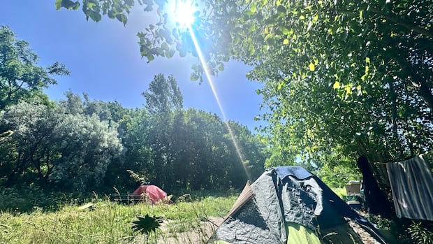 High heat making living rough unbearable as outreach workers race to hand out water