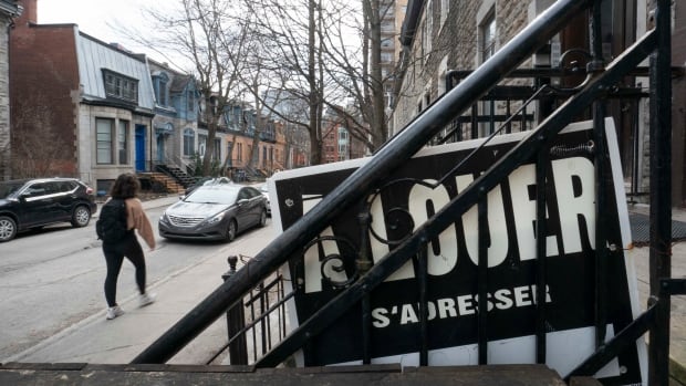 A for rent sign is shown in French tacked to a railing.