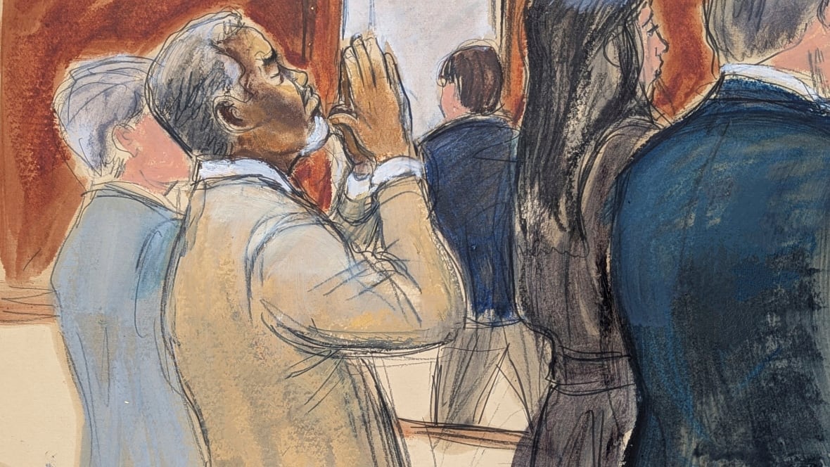 Een man staat in gebedshouding op een rechtszaaltekening.