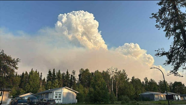 Evacuation 'likely expected' for Leaf Rapids as wildfires threaten northern Manitoba town