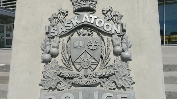 Police arrest 2 people suspected of robbing Saskatoon jewelry store with machete and hammer