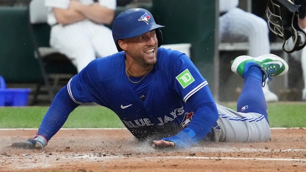 Blue Jays earn 10th straight win in rain-shortened game vs. White Sox