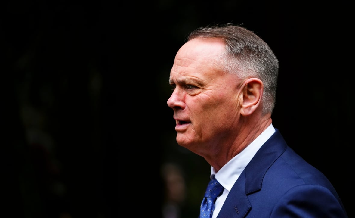 Verteidigungsminister David McGuinty besucht am Montag, den 23. Juni 2025, den Militärfriedhof Schoonselhof in Antwerpen, Belgien.