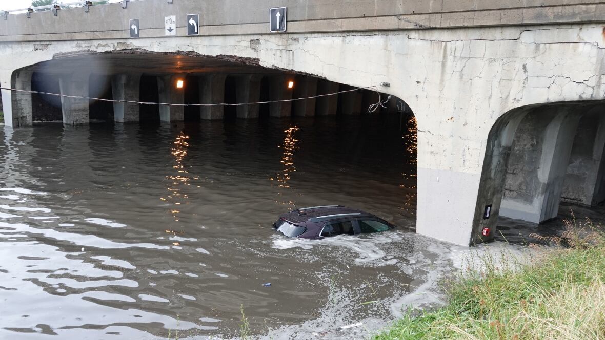 Los oficiales de policía de Montreal rescataron a una anciana, casi completamente sumergida en la categoría Dee Salaberry Street and Highway 15.