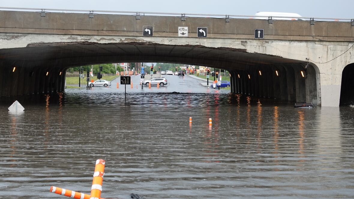 El domingo por la noche, la tormenta inundó el área el domingo por la noche en el paso subterráneo en la calle de De Salaberry y la autopista 15. El conductor del automóvil fue rápidamente rescatado por los agentes de la policía local.