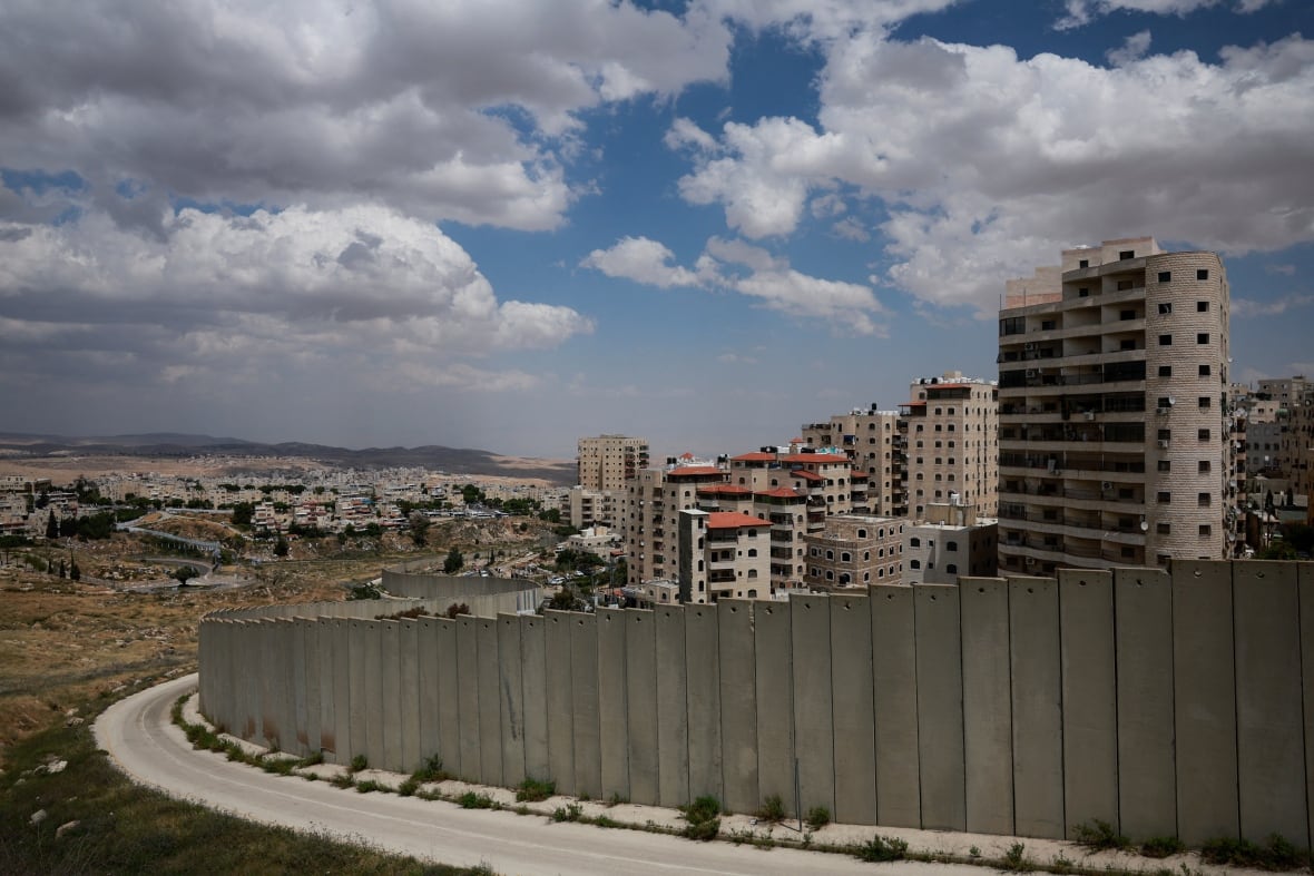 The wall barrier revolves around the suburbs of the refugee camp.