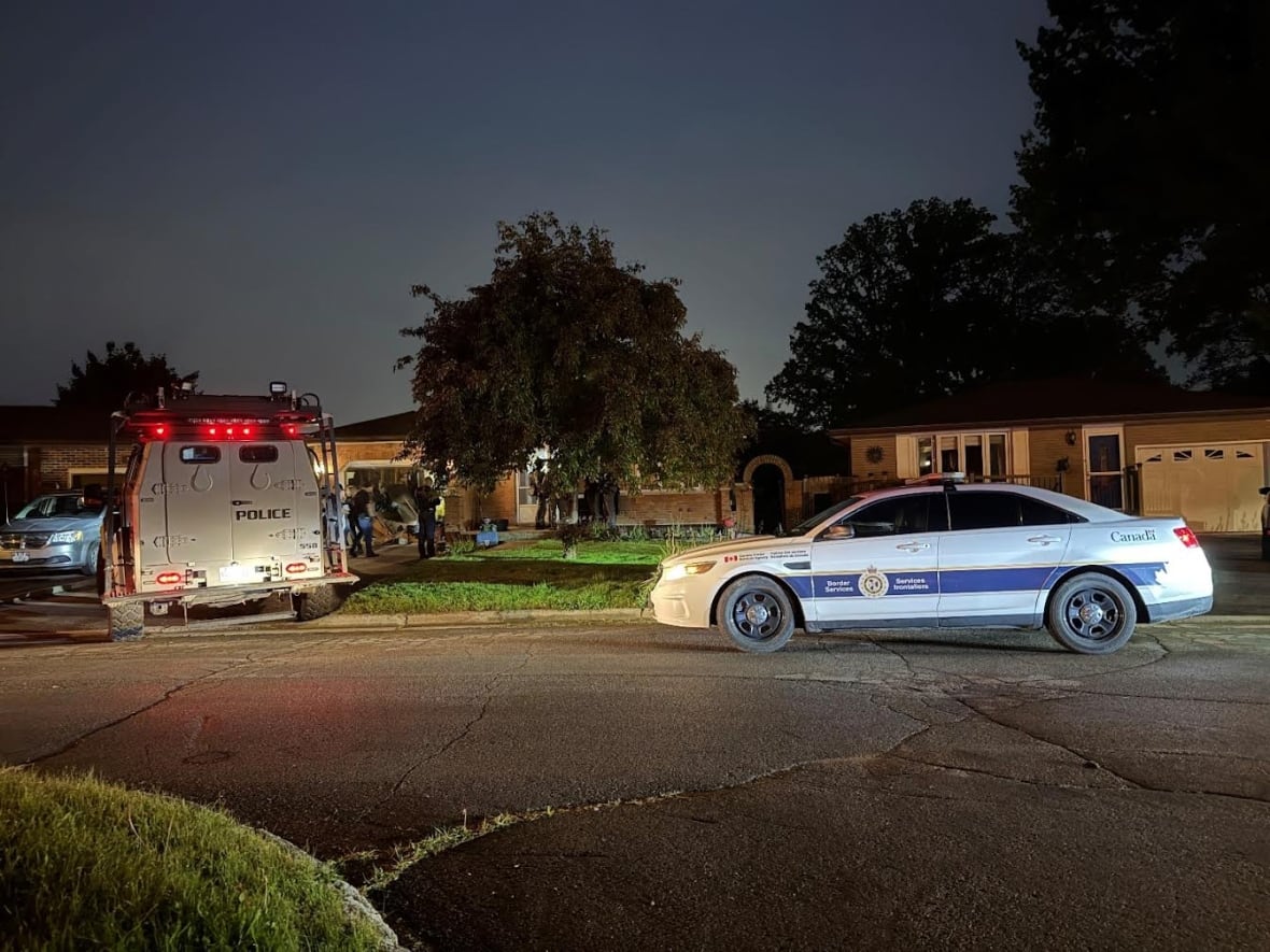 Los investigadores llevaron a cabo una orden de allanamiento en una casa de London, Ontario, el 29 de mayo de 2025, donde encontraron drogas, piezas de armas de fuego y una impresora 3D.